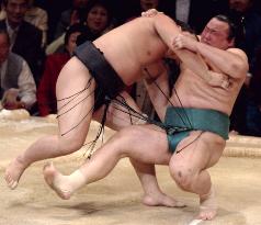 Asashoryu stays in pole position at Kyushu sumo